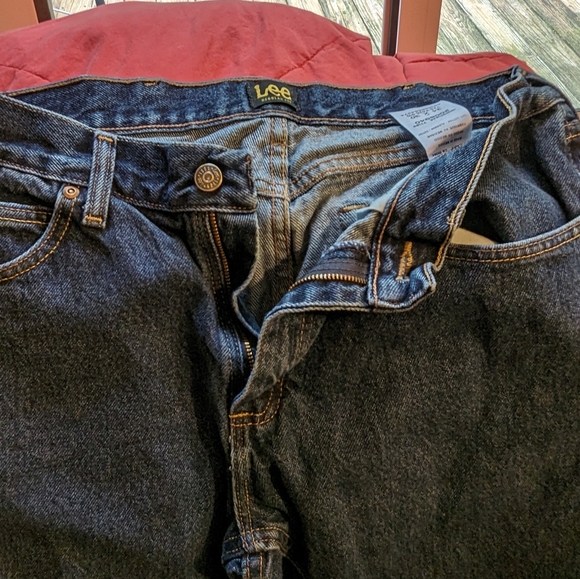 Gently Used Men's Lee Regular Fit Straight Leg Jeans. - Picture 8 of 13